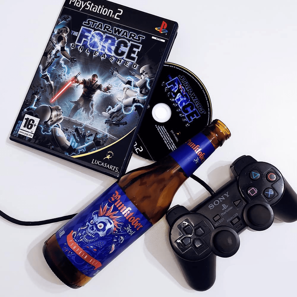 Provando uma Pumpkin Ale acompanhado de Star Wars: The Force Unleashed