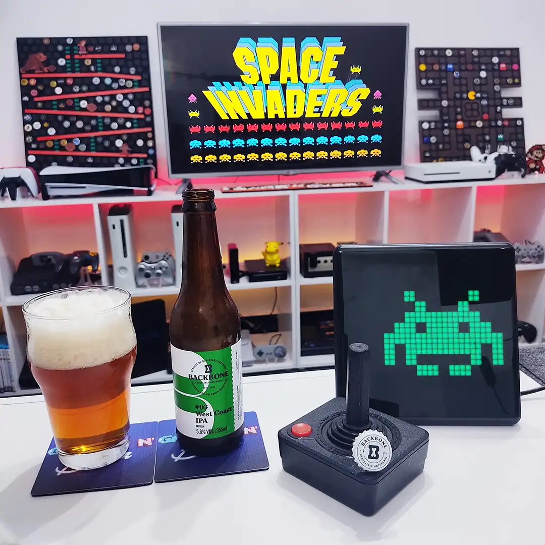 A West Coast IPA da Backbone com Space Invaders no Atari 2600