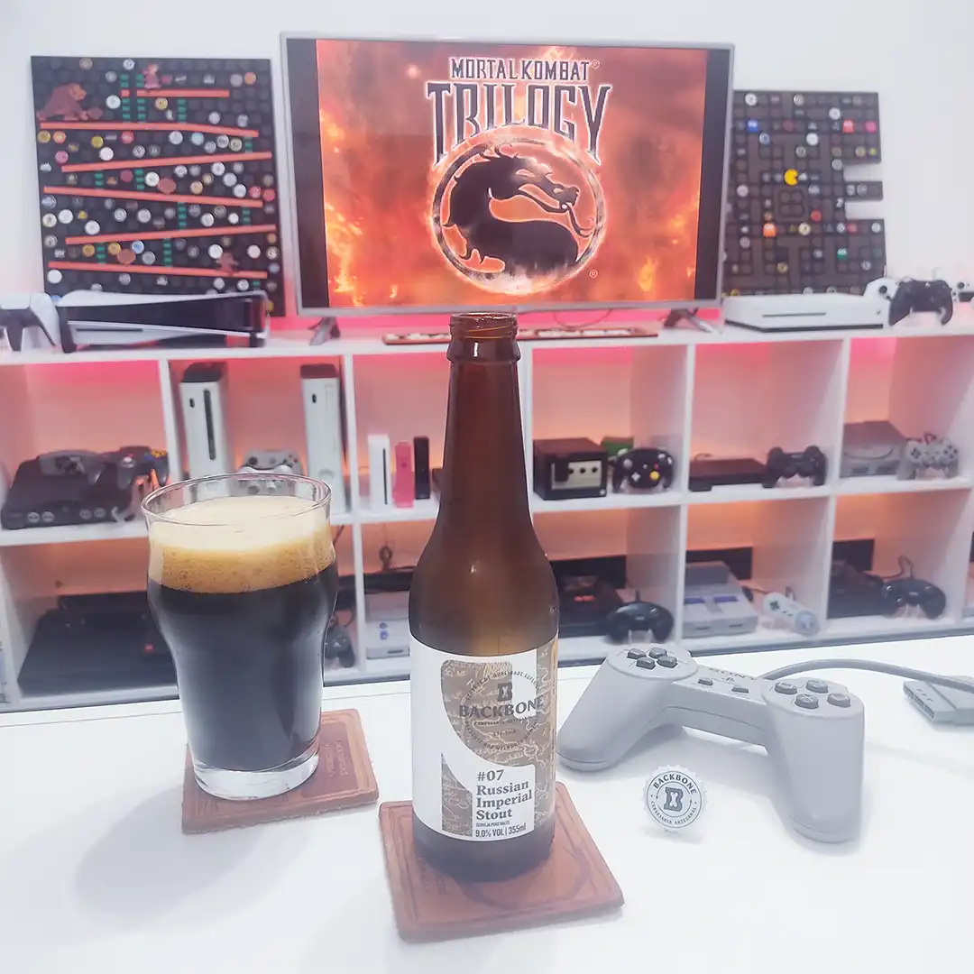 Mortal Kombat Trilogy com a Russian Imperial Stout da cervejaria Backbone