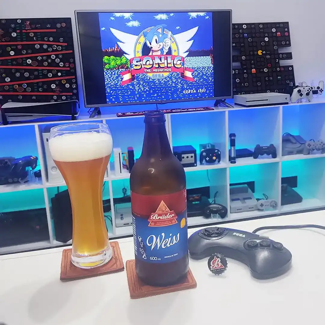 Sonic the Hedgehog no Mega Drive com a clássica Weiss da Cervejaria Bruder