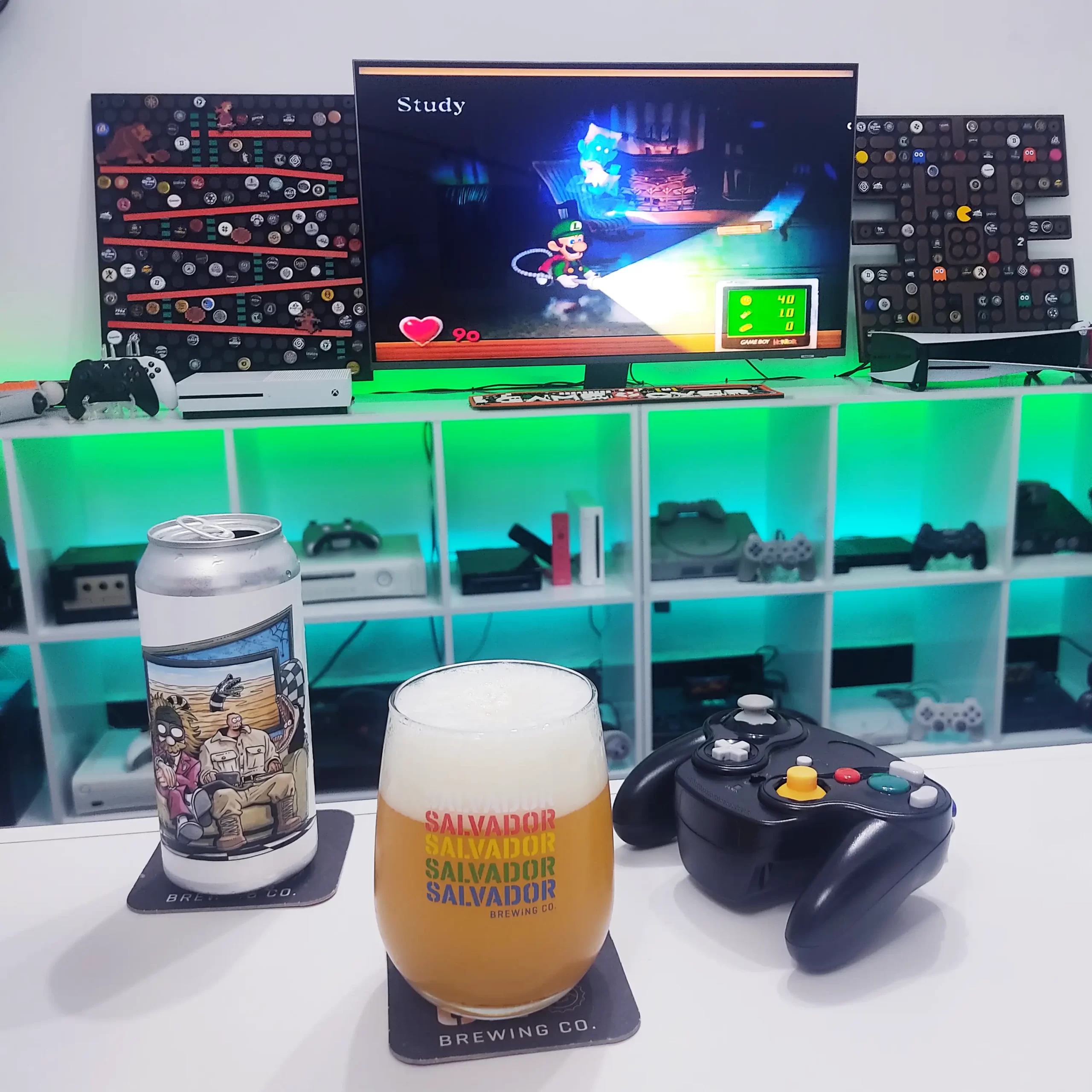 Luigi's Mansion no Gamecube com a Beetlejuice, a Double NE IPA da Salvador