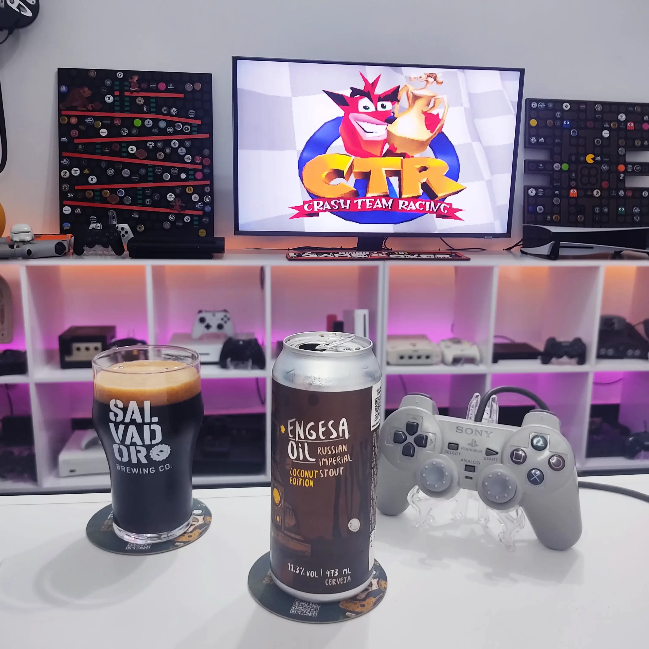 A Russian Imperial Stout da Salvador com Crash Team Racing no PlayStation