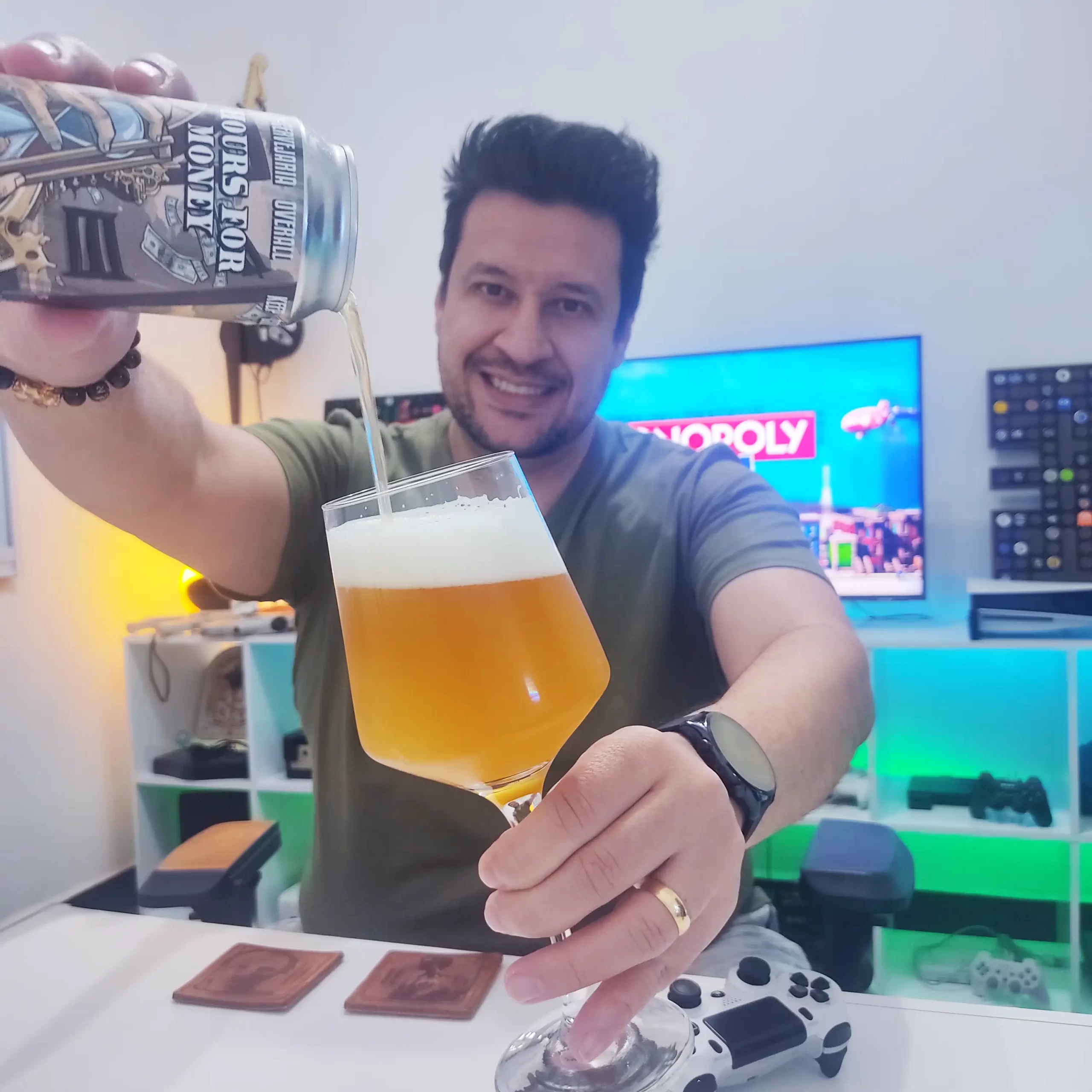 Hours For Money a NEIPA da Cervejaria Overall, uma NEIPA, com Monopoly no PS4