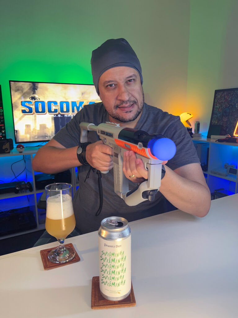 Socom 4 US Navy SEALs no PS3 com a Supreminha Session Hazy IPA da Prussia Bier
