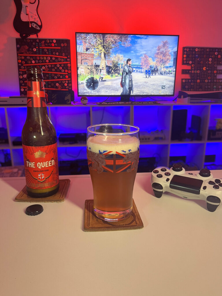 Cerveja The Queen da Caixa da Alegria ao lado de Assassin's Creed Syndicate