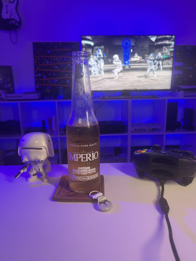 Cerveja Império Gold ao lado de Star Wars Battlefront clássico