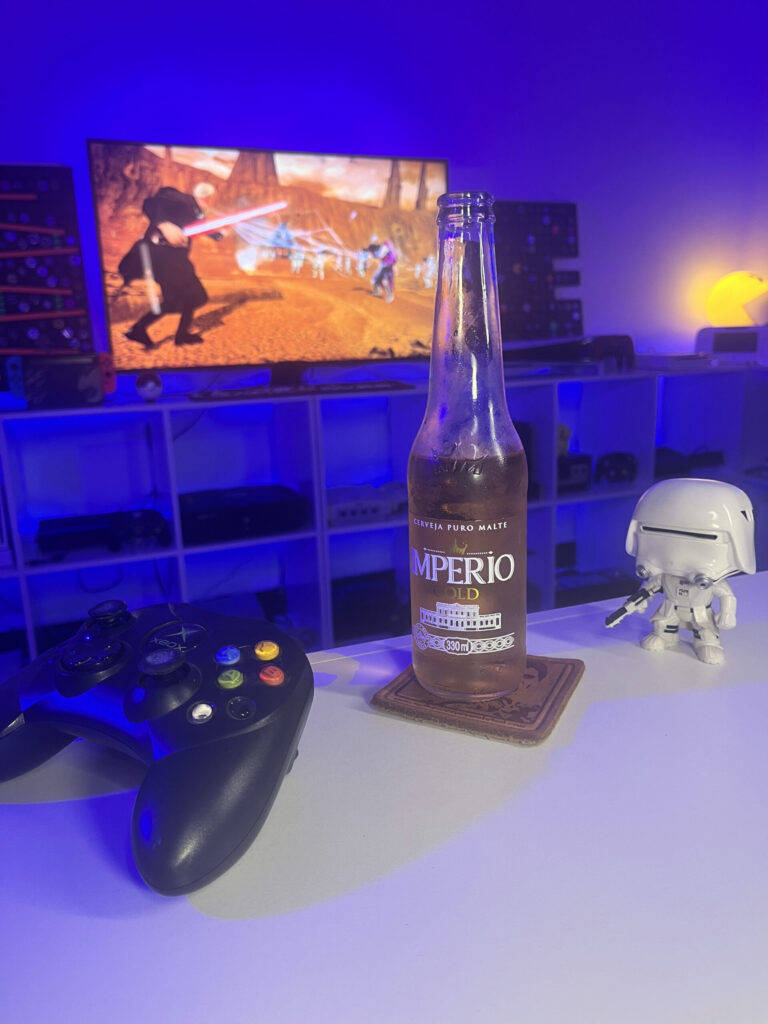Cerveja Império Gold ao lado de Star Wars Battlefront clássico