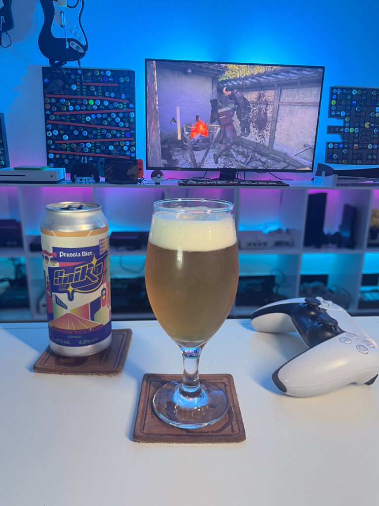 Cerveja Saiko da Prussia Bier ao lado de Assassin's Creed Shadows