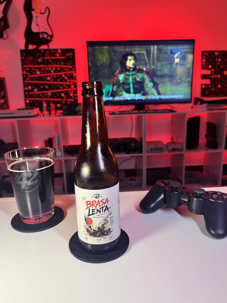 Cerveja Rauchbier marrom ao lado de Onimusha 3 no PS2 em clima de samurai