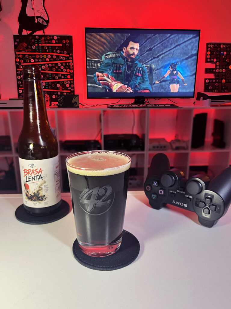 Cerveja Rauchbier marrom ao lado de Onimusha 3 no PS2 em clima de samurai