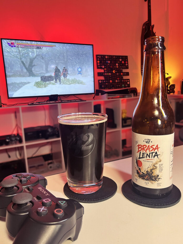 Cerveja Rauchbier marrom ao lado de Onimusha 3 no PS2 em clima de samurai