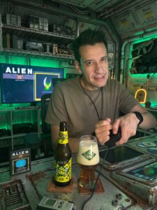 Cerveja Amber Ale âmbar ao lado de Alien no Atari 2600 em clima retrô