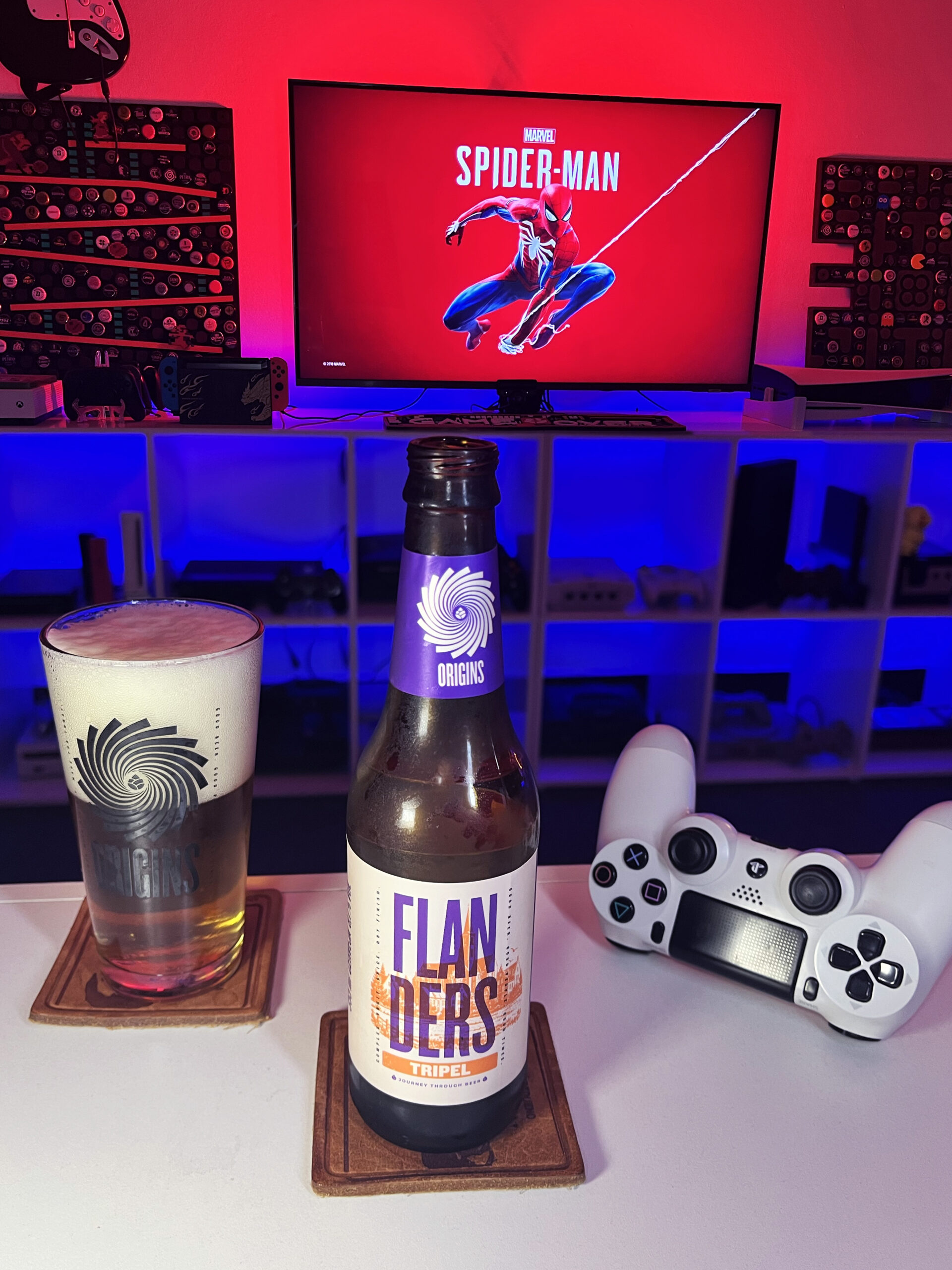Marvel's Spider-Man no PS4 com a Flanders Tripel da Caixa da Alegria