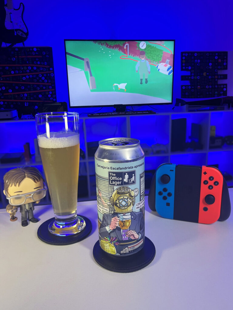 Cerveja Czech Premium Pale Lager amarelo palha ao lado de Untitled Goose Game no Nintendo Switch em clima de bagunça