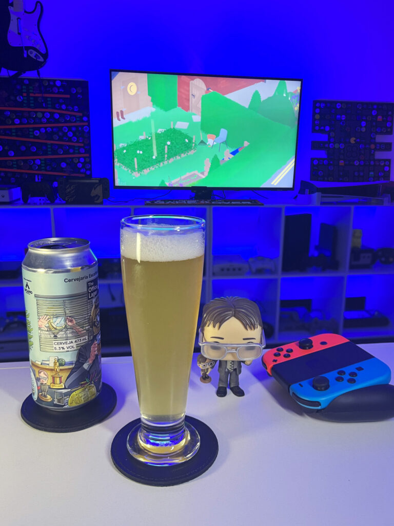Cerveja Czech Premium Pale Lager amarelo palha ao lado de Untitled Goose Game no Nintendo Switch em clima de bagunça
