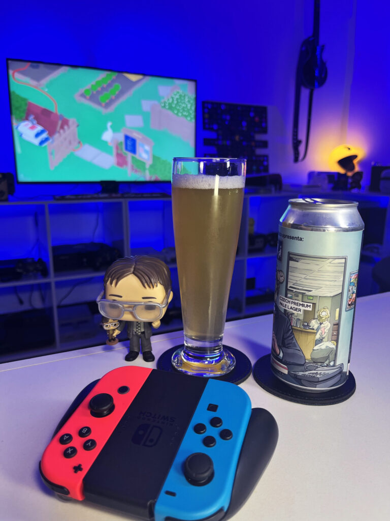Cerveja Czech Premium Pale Lager amarelo palha ao lado de Untitled Goose Game no Nintendo Switch em clima de bagunça