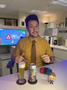 Cerveja Czech Premium Pale Lager amarelo palha ao lado de Untitled Goose Game no Nintendo Switch em clima de bagunça