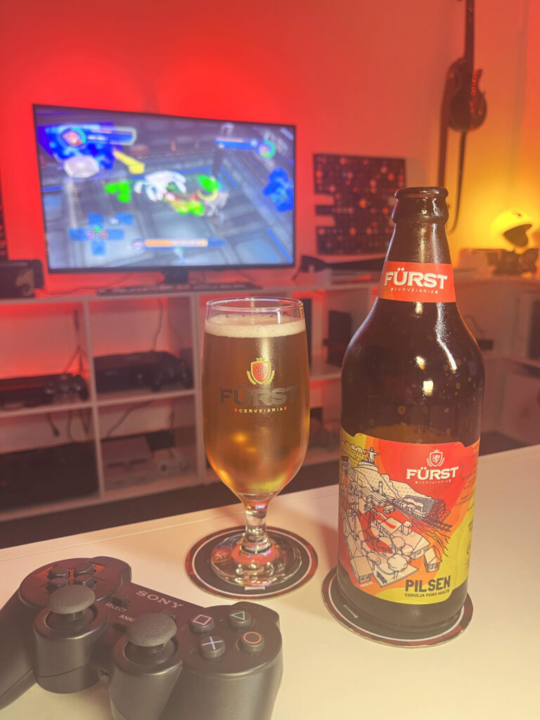 Cerveja Pilsen ao lado de Justice League Heroes no PS2 em clima de heroi