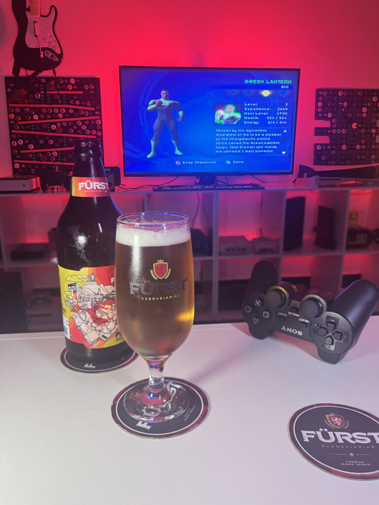 Cerveja Pilsen ao lado de Justice League Heroes no PS2 em clima de heroi