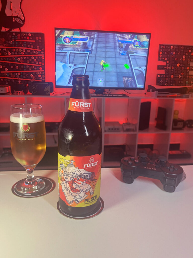 Cerveja Pilsen ao lado de Justice League Heroes no PS2 em clima de heroi