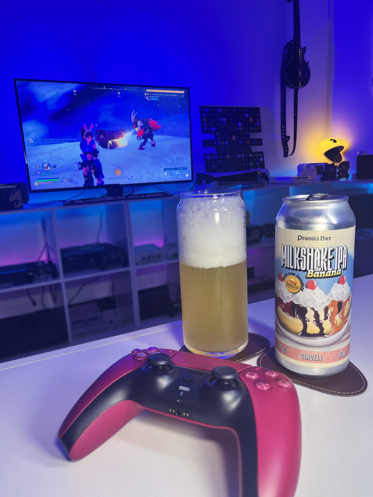 Cerveja Milkshake IPA ao lado de Palworld no Xbox em clima de fazenda e monstrinhos