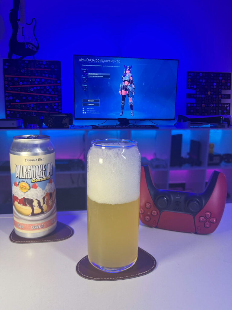 Cerveja Milkshake IPA ao lado de Palworld no Xbox em clima de fazenda e monstrinhos