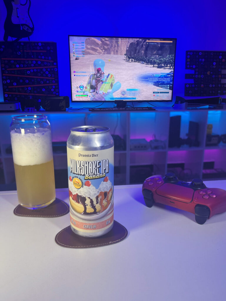 Cerveja Milkshake IPA ao lado de Palworld no Xbox em clima de fazenda e monstrinhos