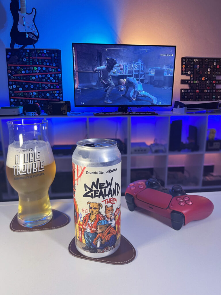 Cerveja Triple NEIPA amarelo palha ao lado de Star Wars Outlaws no PS5 em clima de space western