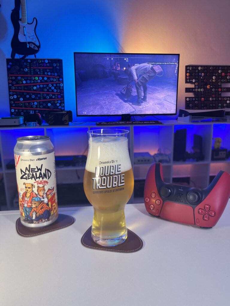 Cerveja Triple NEIPA amarelo palha ao lado de Star Wars Outlaws no PS5 em clima de space western