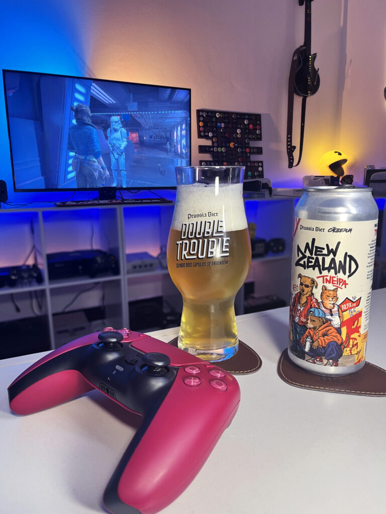 Cerveja Triple NEIPA amarelo palha ao lado de Star Wars Outlaws no PS5 em clima de space western