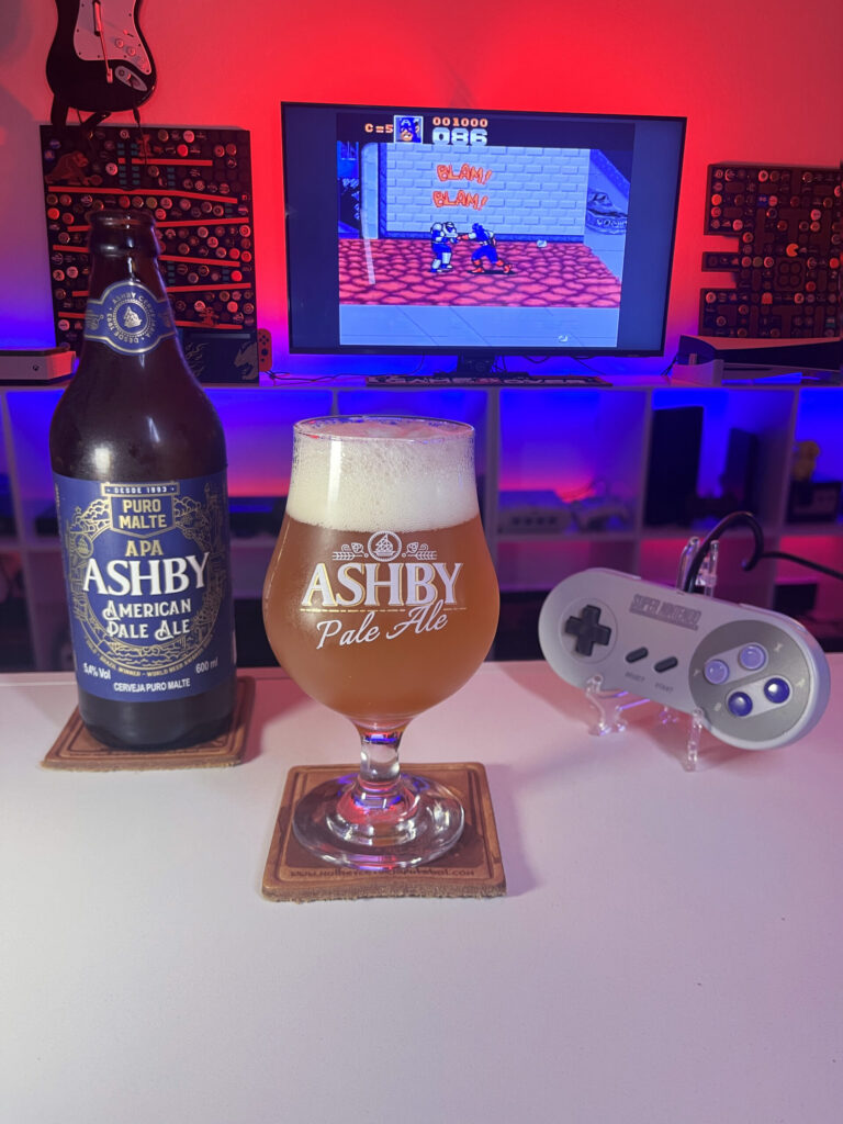 Cerveja American Pale Ale âmbar ao lado de Captain America and the Avengers no Super Nintendo em clima de ação em equipe.