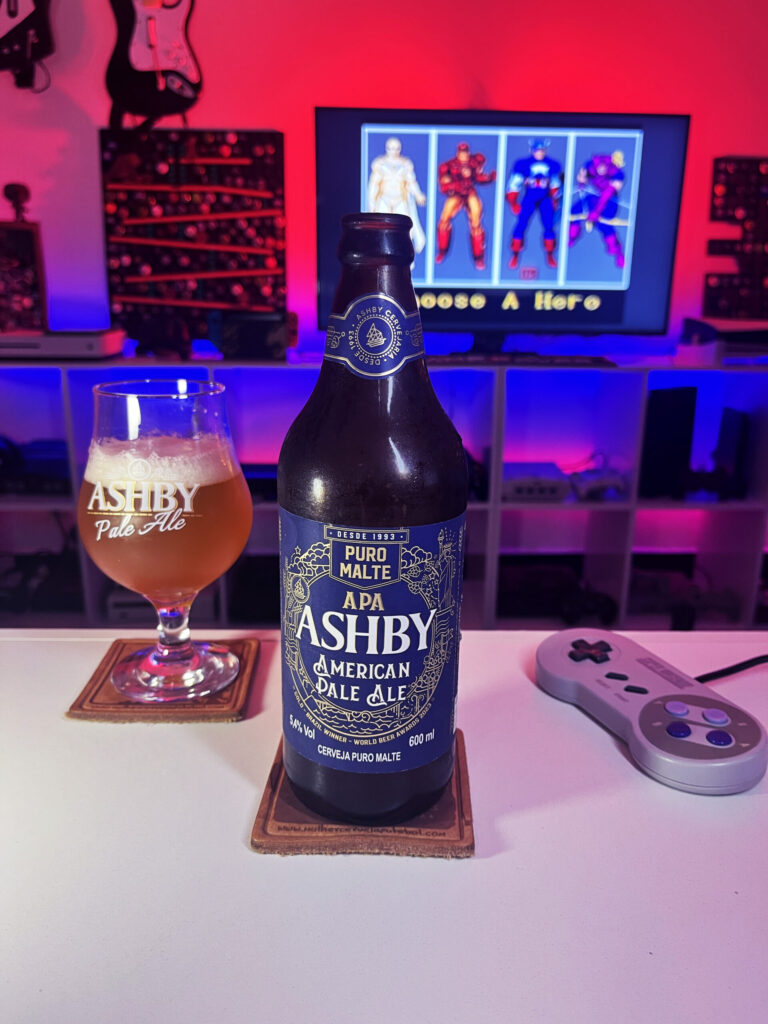 Cerveja American Pale Ale âmbar ao lado de Captain America and the Avengers no Super Nintendo em clima de ação em equipe.