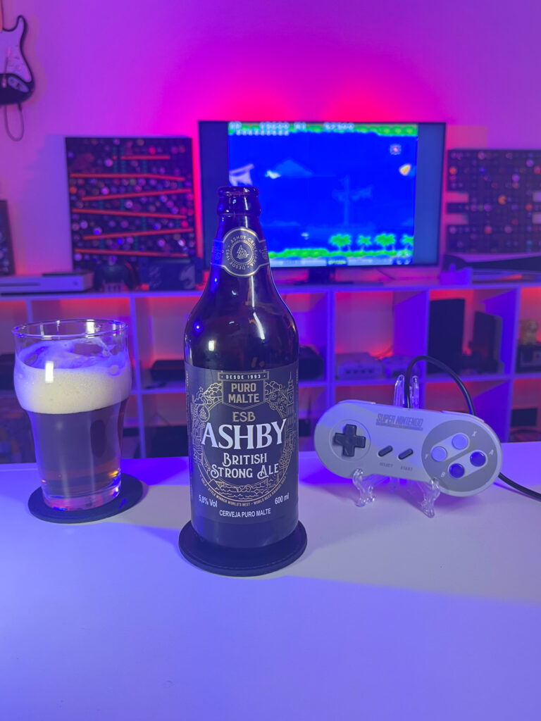 Cerveja British Strong Ale ao lado de Parodius no Super Nintendo em clima de humor e ação.