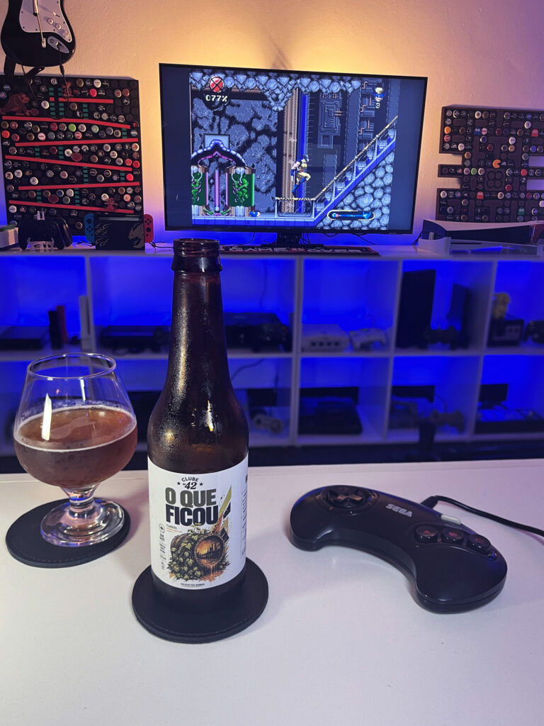 Cerveja Flanders marrom clara ao lado de Wolverine Adamantium Rage no Mega Drive em clima de memória e resistência.