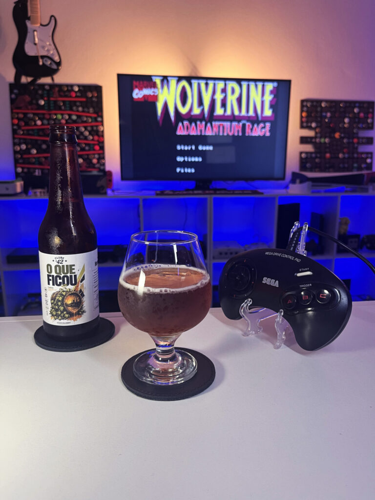 Cerveja Flanders marrom clara ao lado de Wolverine Adamantium Rage no Mega Drive em clima de memória e resistência.