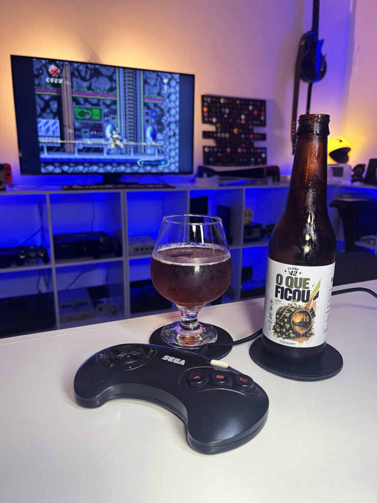 Cerveja Flanders marrom clara ao lado de Wolverine Adamantium Rage no Mega Drive em clima de memória e resistência.