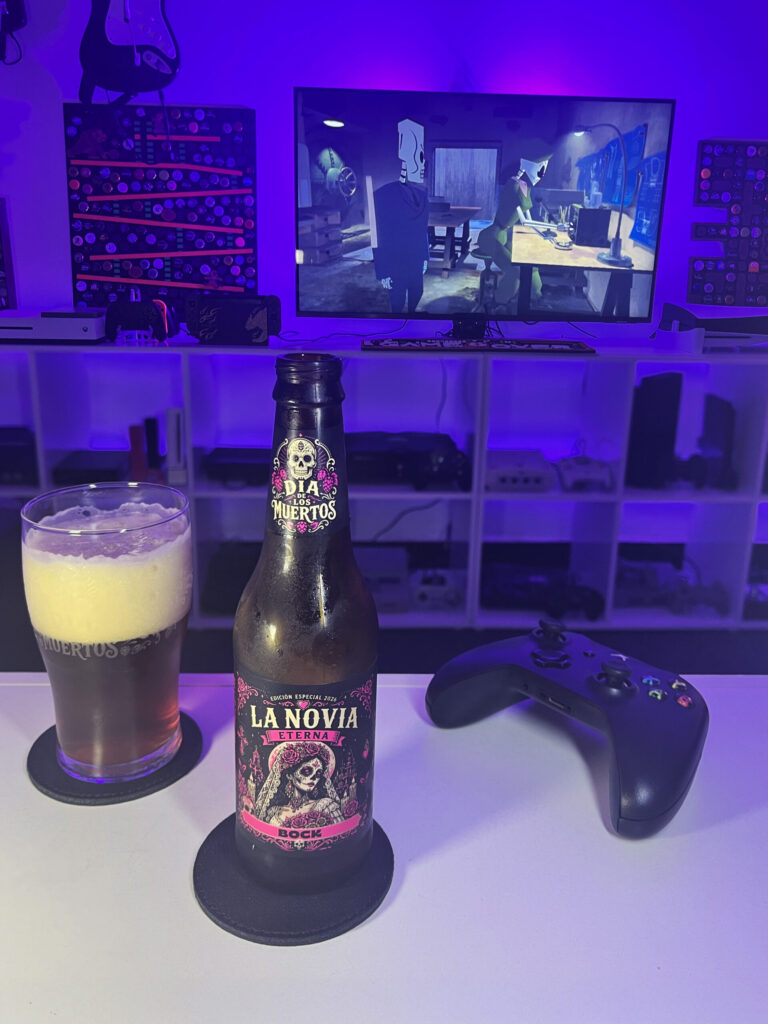 Cerveja Bock acobreada ao lado de Grim Fandango no Xbox One em clima de Día de los Muertos