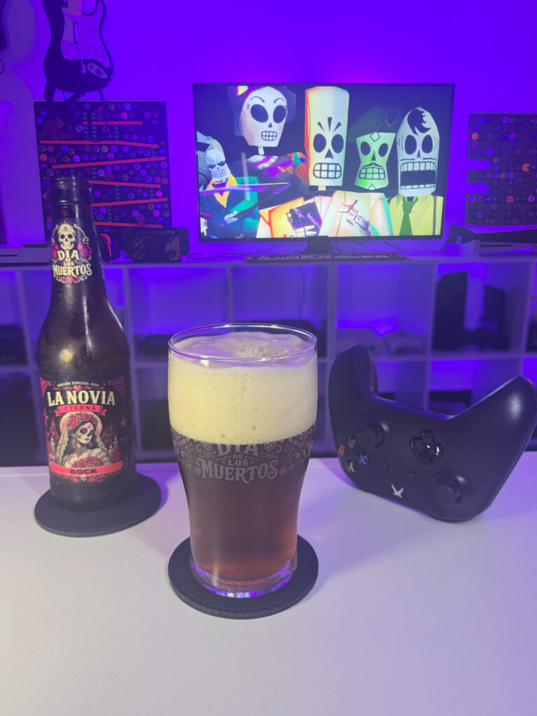 Cerveja Bock acobreada ao lado de Grim Fandango no Xbox One em clima de Día de los Muertos