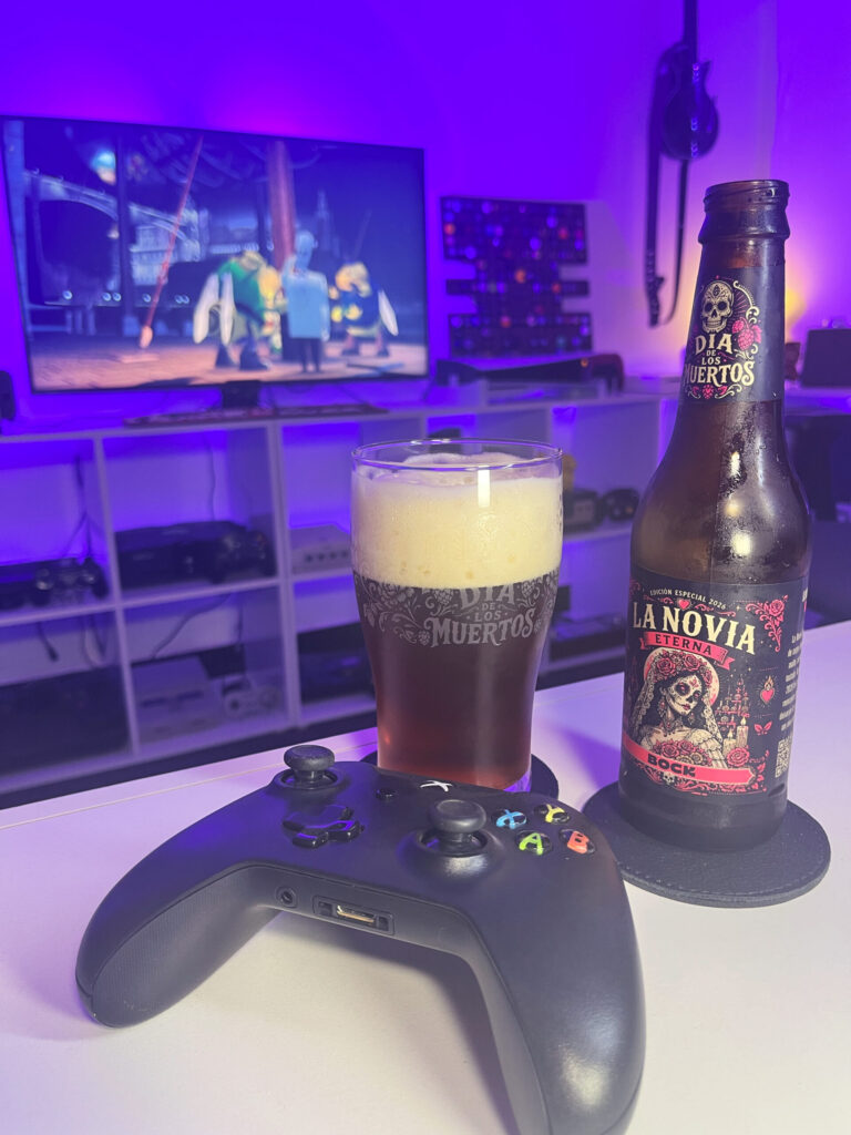 Cerveja Bock acobreada ao lado de Grim Fandango no Xbox One em clima de Día de los Muertos