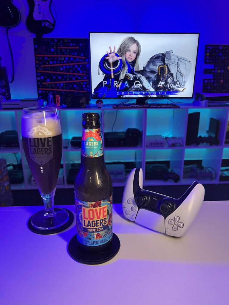 Cerveja Doppelbock marrom escura com espuma cremosa ao lado de tela conceitual de PRAGMATA no PlayStation 5.