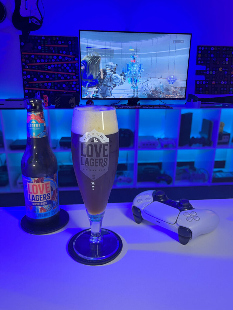 Cerveja Doppelbock marrom escura com espuma cremosa ao lado de tela conceitual de PRAGMATA no PlayStation 5.