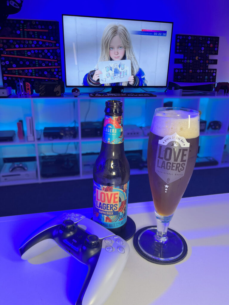 Cerveja Doppelbock marrom escura com espuma cremosa ao lado de tela conceitual de PRAGMATA no PlayStation 5.