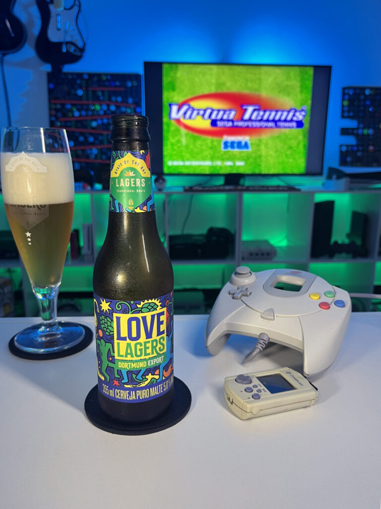 Cerveja dourada translúcida com espuma branca ao lado de gameplay de Virtua Tennis no Dreamcast em clima retrô.
