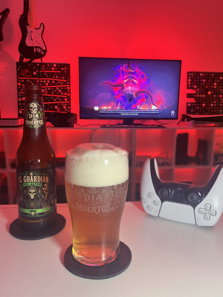 Cerveja IPA âmbar clara ao lado de Diablo IV em clima Día de los Muertos.