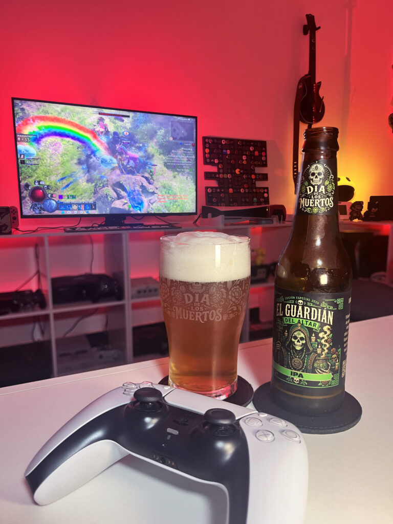 Cerveja IPA âmbar clara ao lado de Diablo IV em clima Día de los Muertos.