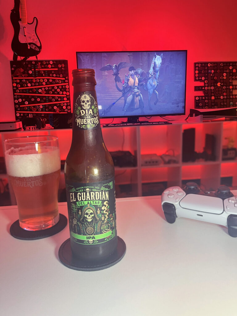 Cerveja IPA âmbar clara ao lado de Diablo IV em clima Día de los Muertos.
