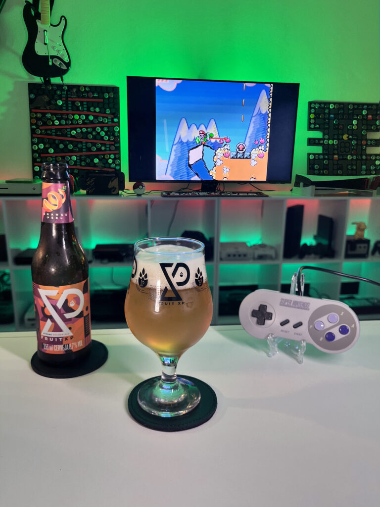 Cerveja dourada intensa ao lado de gameplay colorido de Yoshi's Island no Super Nintendo.