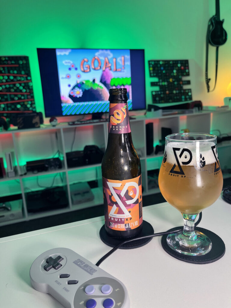 Cerveja dourada intensa ao lado de gameplay colorido de Yoshi's Island no Super Nintendo.