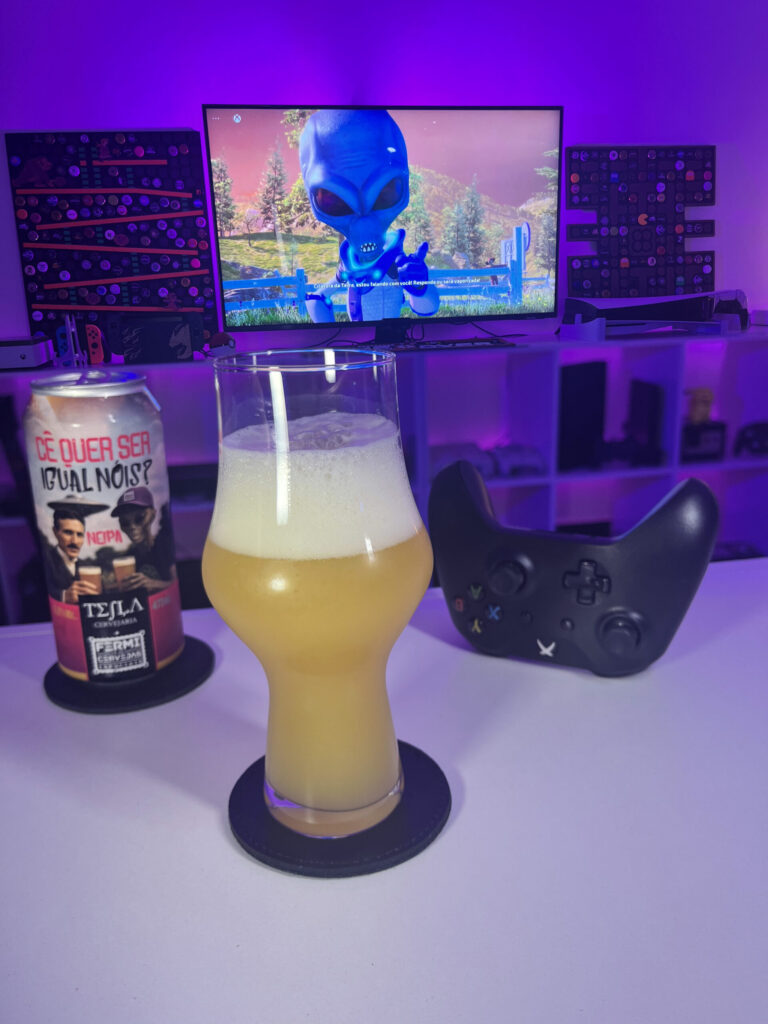 Cerveja NEIPA turva e amarela ao lado de gameplay de Destroy All Humans no Xbox One com clima caótico.