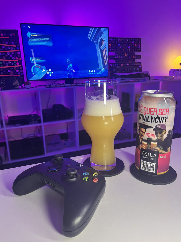 Cerveja NEIPA turva e amarela ao lado de gameplay de Destroy All Humans no Xbox One com clima caótico.